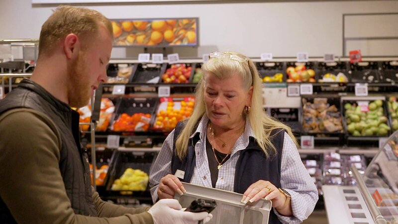 S02E37: Früh am Morgen richten Doris und Marktleiter Metin die Salatbar her. Besonders die Kühlung erfordert technisches Fingerspitzengefühl. Fällt die Temperatur, wird automatisch der Kundendienst alarmiert. Kurze Zeit später ist es auch schon so weit. Der Techniker steht unangekündigt auf der Matte. – Bild: RTLZWEI