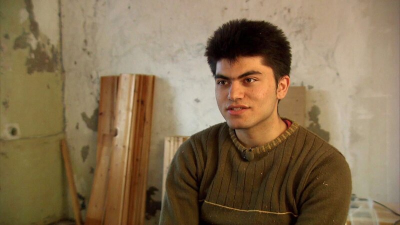 Der 17-jährige Kayhan interessiert sich nicht für schnelle Autos, Videospiele oder Partys. Er will als Vermieter das große Geld machen. Schon bald findet er ein passendes Objekt: ein vierstöckiges Mietshaus. Für günstige 8000 Euro schlägt Kayhan sofort zu. Das Schnäppchenhaus entpuppt sich als echte Bruchbude … – Bild: RTL II