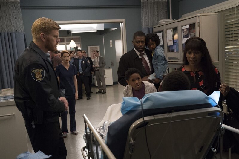 Als ein 12-jähriger afroamerikanischer Junge mit einer Schussverletzung eingeliefert wird, sorgt vor allem die Anwesenheit von Polizist Greg (Michael Weaver, l.) bei Erics Bruder (Krystian Alexander Lyttle, 3.v.l.), seinem Vater Martin (La Monde Byrd, 3.v.r.) und dem Rest der Familie für Unmut. Kann April (Sarah Drew, 2.v.l.) die Situation entschärfen? – Bild: American Broadcasting Companies, Inc. /​ Mitch Haaseth