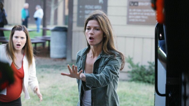 Lily (Kathryn Hahn, l.) und Jordan (Jill Hennessy) kommen zurück zu ihrem Fahrzeug und stellen erschrocken fest, dass jemand das Auto aufgebrochen und die Leiche eines Mannes entführt hat. – Bild: RTL /​ NBC Universal