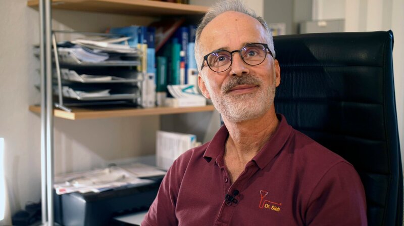 Dr. Stefan Sieh in seiner Praxis. – Bild: HR/​Kathleen Witt