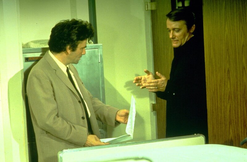 Inspektor Columbo arbeitet beim Morddezernat in Los Angeles, hat ein Glasauge, fährt ein altes Auto, raucht Zigarre, trägt einen zerknitterten Trenchcoat und wirkt stets zerstreut. Doch hinter diesen Marotten versteckt sich ein genialer Ermittler, der auf ganz eigene Art jeden Mörder überführt. – Bild: port.hu