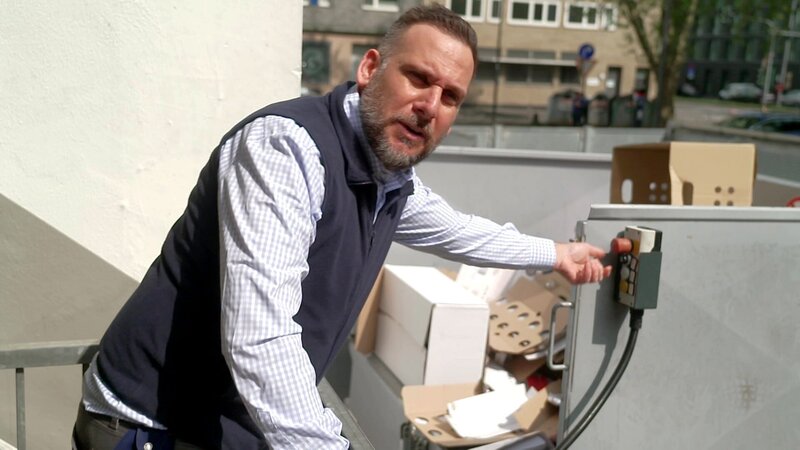 S02E35: Yusuf will Udo zeigen, dass er ein echter Allrounder ist. Als die Müllpresse streikt, macht er sich auf die Suche nach dem fehlenden Ersatzteil. – Bild: RTLZWEI