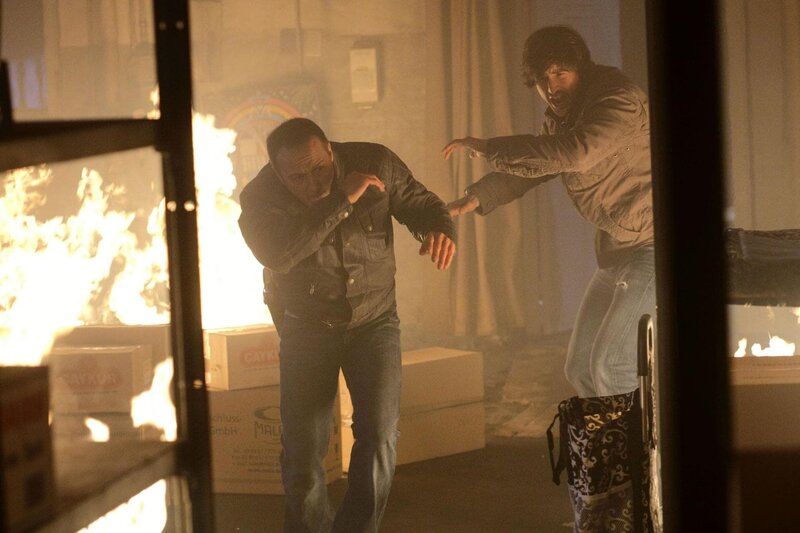 Semir (Erdogan Atalay, l.) und Ben (Tom Beck) versuchen Semirs Großcousin Aladdin aus der brennenden Halle zu befreien, bevor diese explodiert … – Bild: RTL /​ Guido Engels