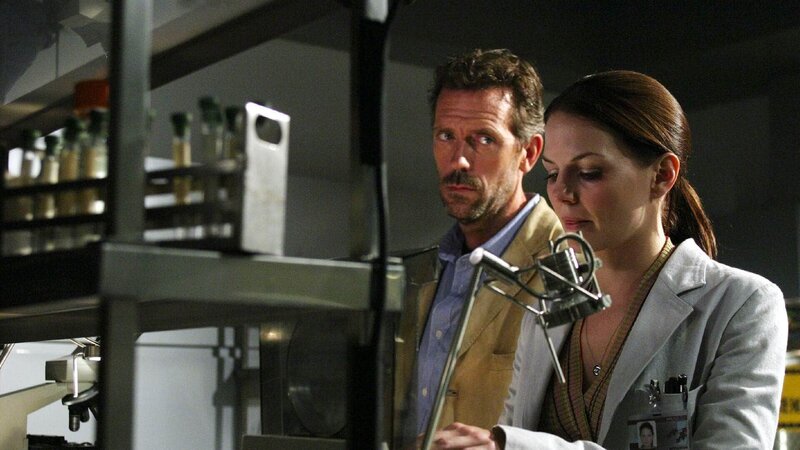 Eine Patientin fällt immer häufiger in einen extrem langen, totenähnlichen Schlaf, den sich die Ärzte nicht erklären können. Die Untersuchungen von Dr. House (Hugh Laurie), Dr. Cameron (Jennifer Morrison) und dem Rest des Teams laufen auf Hochtouren. – Bild: RTL /​ Universal Network Television LLC