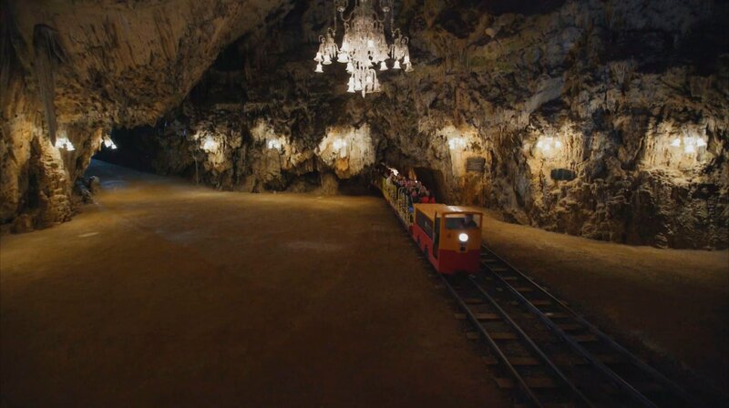 Ein Ballsaal in einer gigantischen Höhle durch den dann auch noch ein Zug fährt: Das gibt es so nur in Postojnia, in der größten erschlossenen Tropfsteinhöhle der Welt. – Bild: NDR/​Julian Ringer