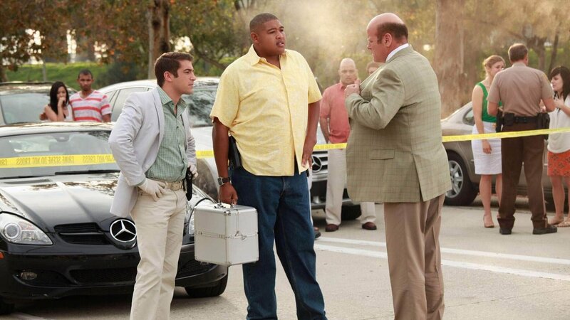 Der Tod eines Fallschirmspringers ruft Ryan (Jonathan Togo, li.), Walter (Omar Miller, Mi.) und Det. Tripp (Rex Linn) auf den Plan. Schnell stellt sich raus, dass die Leinen des Schirms mit Salpetersäure manipuliert wurden … – Bild: MG RTL D /​ CBC