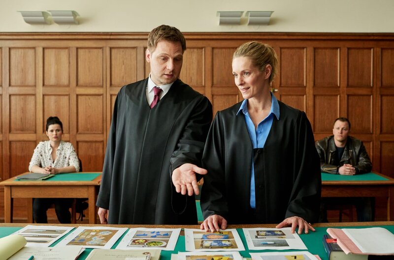 Ada Holländer (Anna Fischer, im HG l.) und ihr Halbbruder Ringo (Tim Kalkhof, im HG r.) müssen sich wegen Drogenbesitzes vor Gericht verantworten. Können Max Baerfeld (Christoph Letkowski, l.) und Romy Heiland (Lisa Martinek, r.) ihre Unschuld beweisen? – Bild: Reiner Bajo