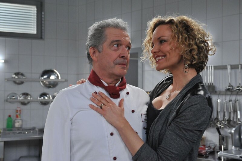 André (Joachim Lätsch, l.); Natascha (Melanie Wiegmann, r.) – Bild: ARD /​ Ann Paur