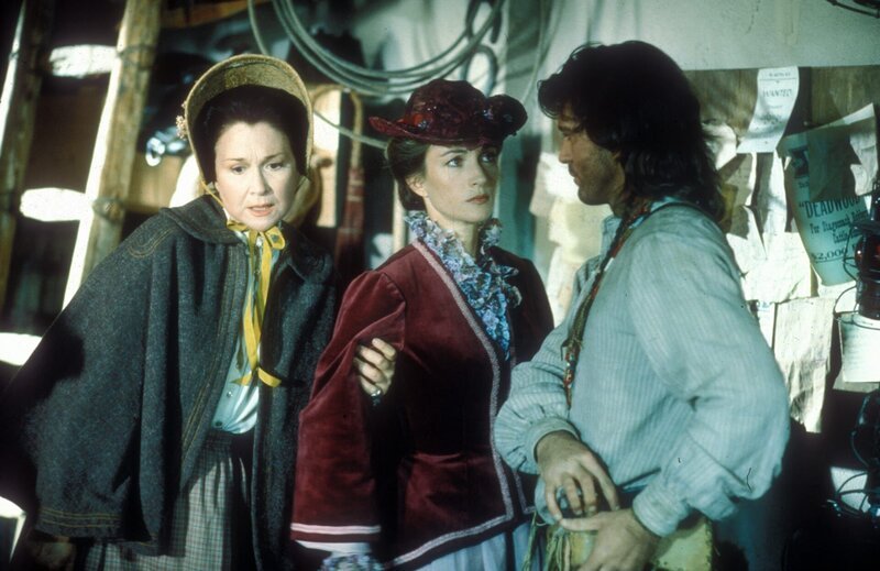 Nur Charlotte Cooper (Diane Ladd, l.), die Hebamme des Ortes, unterstützt Dr. Quinn (Jane Seymour, M.), die von den Bewohnern Colorado Springs abgelehnt wird, nach Kräften. Auch der wortkarge Einzelgänger Byron Sully (Joe Lando, r.), der seit Jahren bei den Cheyenne-Indianern lebt, hat zunächst große Probleme mit der energiegeladenen Ärztin aus dem feinen Boston … – Bild: CBS Studios Inc.