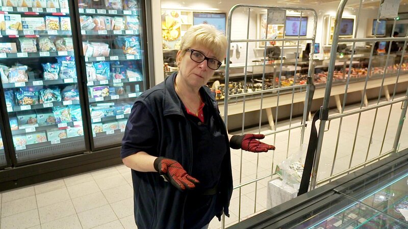 S02E38: Beim Einräumen der Tiefkühltruhe entdeckt Dodo eine kaputte Rosenkohltüte – und nutzt die Gelegenheit, um Abschreibung und Retoure zu erklären. – Bild: RTLZWEI