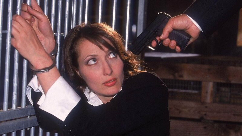 Kappmann, der korrupte Leiter der Zollabteilung, will Dr. Förster (Ina Rudolph) erschießen … – Bild: MG RTL D /​ Guido Engels