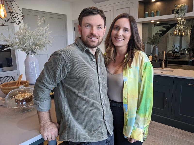 v.l.: Ryan und Shereen – Bild: RTL /​ Pi Productions Ltd