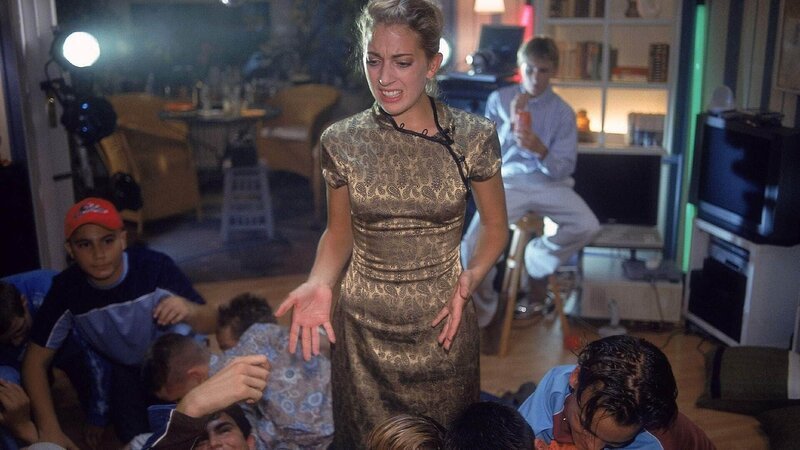 Claudia (Nora Binder) soll auf Alex’ Bruder Basti und seine Partygäste aufpassen, während Alex in ihrem Zimmer in Ruhe lesen will. Der Abend endet im Chaos … – Bild: RTL /​ Guido Engels