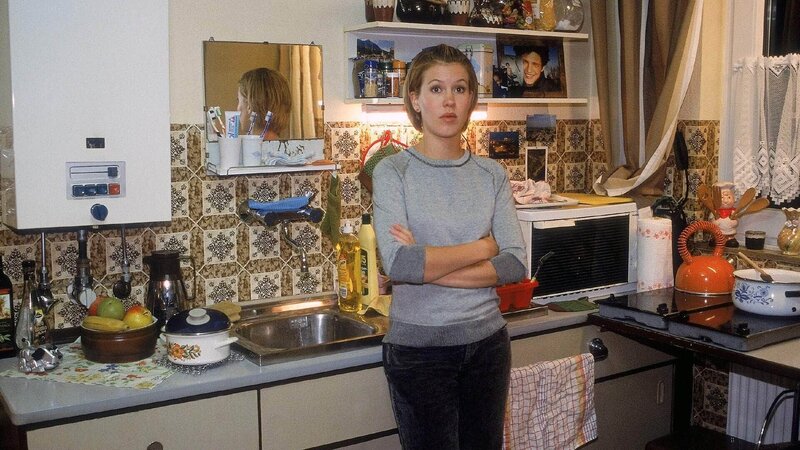 Statt den äußerst seltenen Sternschnuppenregen zu beobachten, fragt sich Alex (Wolke Hegenbarth), was sie mitten in der Nacht in Daniels Küche macht … – Bild: RTL