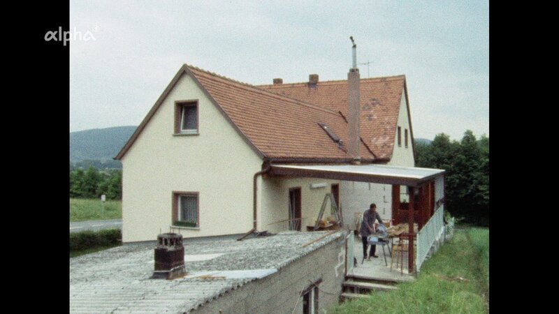 1986 – im fränkischen Miltenberg leben viele Gastarbeiter und ihre Familien aus Portugal – so wie Verissimo. Er hat das Haus der Familie selbst gebaut, mit Hilfe seiner Frau und seiner Freunde. – Bild: BR
