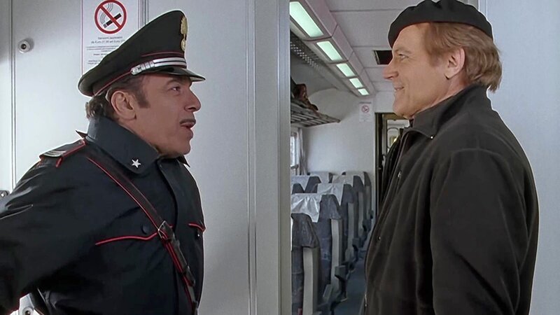 Maresciallo Cecchini (Nino Frassica, l.) ist gluecklich, Don Matteo (Terence Hill) wieder zu sehen. – Bild: Bibel TV