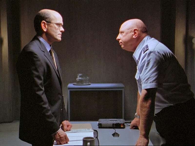 Woolsey (Robert Picardo, li.) nimmt das Stargate-Programm unter die Lupe. General Hammond (Don S. Davis, re.) l%?t sich von ihm aber nicht beeindrucken … – Bild: RTL II