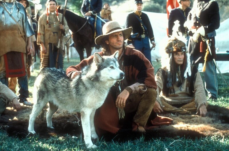 Immer wieder muss Byron Sully (Joe Lando, vorne l.) seinen indianischen Freunden beistehen, weil Colonel Chivington nach jedweden Gelegenheiten sucht, Krieg gegen die Cheyenne und ihren Häuptling Black Kettle (Nick Ramus, vorne r.) zu führen … – Bild: CBS Studios Inc.