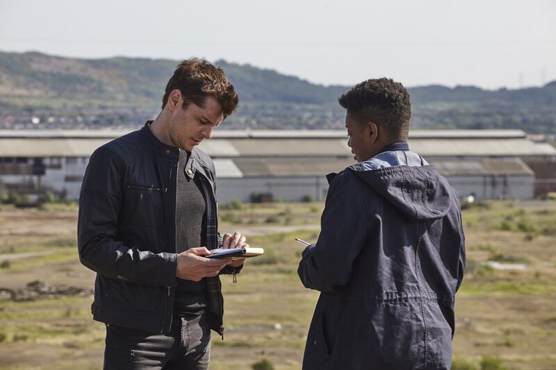 Aiden Healy (Kenny Doughty, l.); Jaqueline Williams (Ibinabo Jack, r.) – Bild: ITV Studios /​ Helen Williams