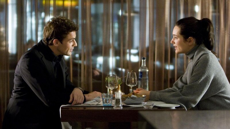 Chris (Gedeon Burkhard) trifft seine Schwester Janine (Alissa Jung) zum Versöhnungsgespräch im Restaurant eines Hotels. Doch es kommt zum Streit und gegenseitigen Vorwürfen – die Aussprache scheint nichts zu bringen … – Bild: RTLup