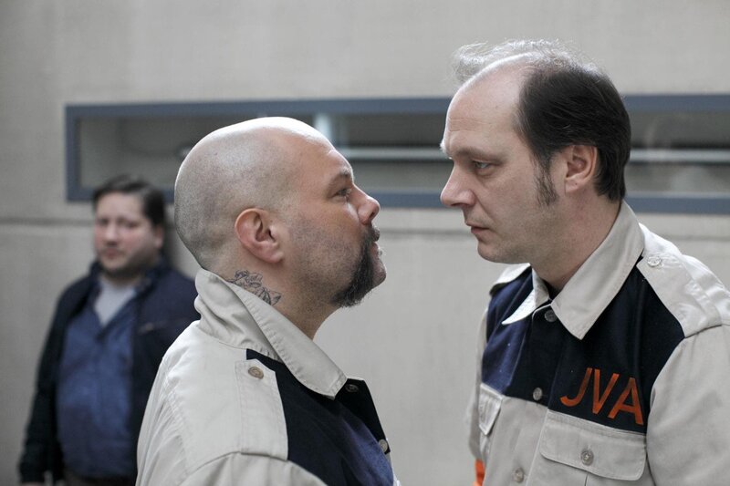 Wagner (Stephan Bieker, hi.li.) verfolgt den aufkommenden Streit zwischen den Häftlingen Koslowski (Stefan Richter, Mi.) und Krämer (Martin Brambach). – Bild: RTL /​ Guido Engels