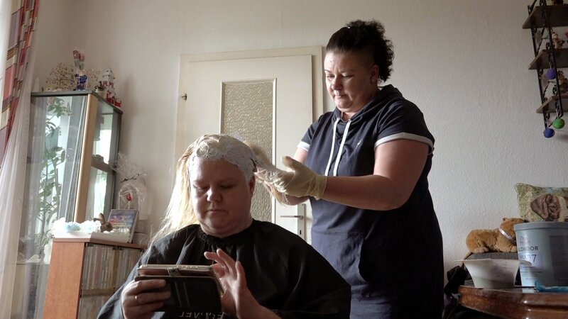 Sandra wagt eine Typveränderung und lässt Franziska an ihre Haare – Bild: RTLZWEI