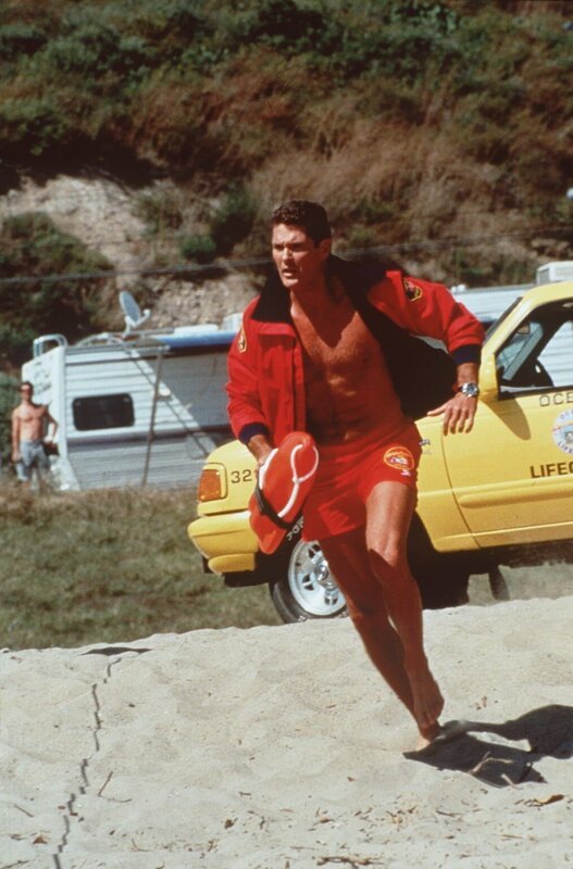 Mitch (David Hasselhoff) muß sich beeilen. Bei jedem Rettungseinsatz kann ihm ab sofort ein privates Rettungs-Unternehmen zuvorkommen. – Bild: ProSieben MAXX