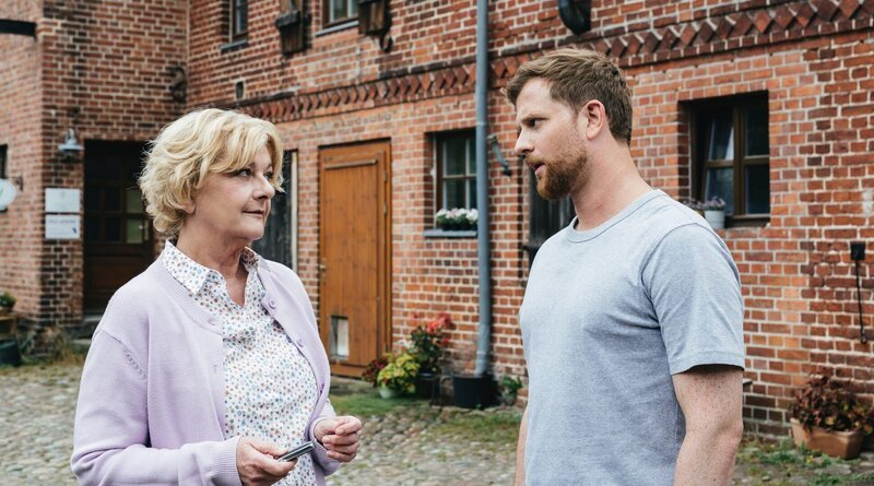 Gudrun Tönnissen (Saskia Vester, li.) lässt sich von Paul Winter (Christoph Schechinger, re.) nicht umstimmen. – Bild: ARD Degeto/​Andrea Hansen