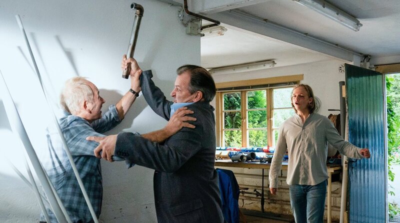 Schockiert muss Benny Schultz (Nico Liersch, r.) mit ansehen, wie sein Vater Bernd (Michael Lott, l.) und Johann Godenberg (Dirk Ossig, M.) aufeinander losgehen. – Bild: ORF/​ONE GATE/​ARD/​Marion von der Mehden