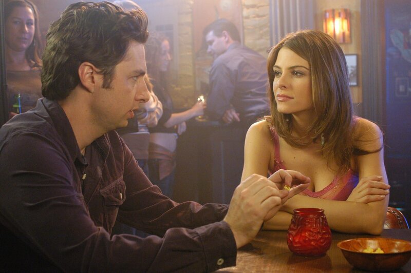 J.D. (Zach Braff, l.) hat Bekanntschaft mit Tamara (Maria Menounos, r.) gemacht und will sich deshalb nicht den Kopf rasieren … – Bild: Touchstone Television Lizenzbild frei