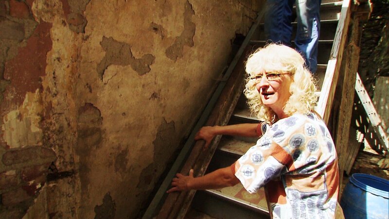 Kann Sabine ihr Traumhaus trotz Einsturzgefahr retten? – Bild: RTL II