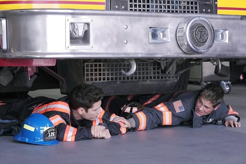 T.K. Strand (Ronen Rubinstein, l.); Owen Strand (Rob Lowe, r.) – Bild: 20th Television