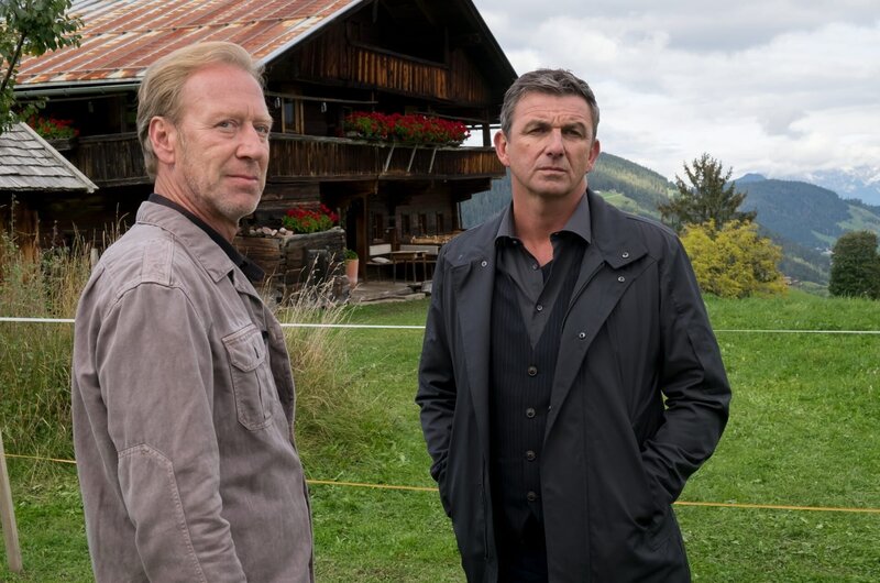 Dr. Martin Gruber (Hans Sigl, r.) besucht Herbert Sattler (Oliver Stritzel, l.) auf seinem Hof, um ihm von den Laborwerten zu berichten. Diese bestätigen Dr. Grubers Vermutung auf eine Krebserkrankung. – Bild: ZDF und Erika Hauri.