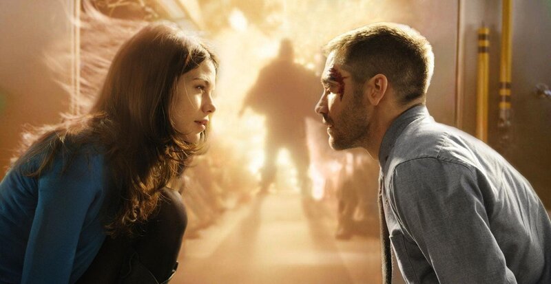 US-Soldat Colter Stevens (Jake Gyllenhaal) findet sich in einer alternativen Realität wieder, die sich bis zur Erfüllung seiner Mission immer wiederholt. Einziger Lichtblick seines schier unmöglichen Einsatzes ist Christina Warren (Michelle Monaghan), in die er sich mehr und mehr verliebt … – Bild: RTL US-Soldat Colter Stevens (Jake Gyllenhaal) findet sich in einer alternativen Realität wieder, die sich bis zur Erfüllung seiner Mission immer wiederholt. Einziger Lichtblick seines schier unmöglichen Einsatzes ist Christina Warren (Michelle Monaghan), in die er sich mehr und mehr verliebt … – Bild: RTL