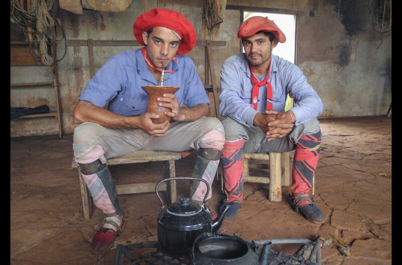 Ein typisches Frühstück auf der Estancia Santa Cecilia in der Provinz Misiones im Norden Argentiniens: Mate-Tee – Bild: MedienKontor /​ German Kral