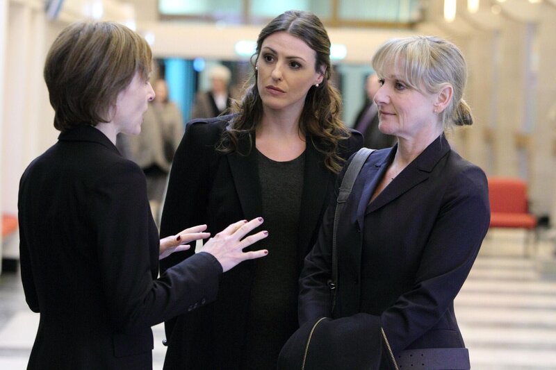 (v.l.n.r.) Gill Murray (Amelia Bullmore); Rachel Bailey (Suranne Jones); Janet Scott (Lesley Sharp) – Bild: Red Production Co Ltd /​ ITV plc /​ Matt Squire
