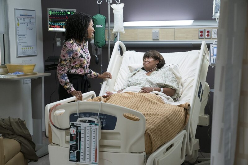 Obwohl Miranda (Chandra Wilson, r.) alles daransetzt, dass ihre Kollegen im Grey Sloan Memorial Hospital nichts von ihrer Erkrankung erfahren, konsultiert sie Maggie (Kelly McCreary, l.), um von dieser eine zweite Meinung einzuholen … – Bild: American Broadcasting Companies, Inc. /​ Mitch Haaseth