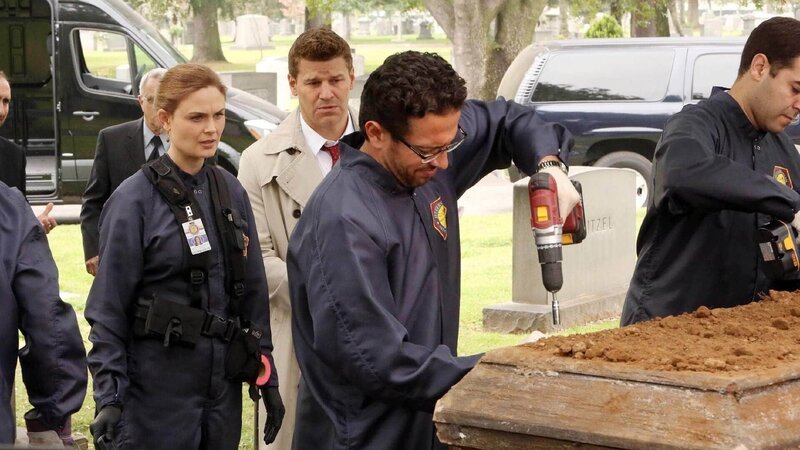 Brennan (Emily Deschanel) und Booth (David Boreanaz, 2.v.l.) lassen die Leiche von Maya Zinkow exhumieren. – Bild: TVNOW /​ FOX