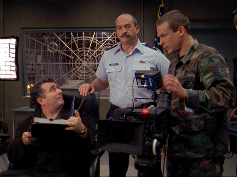 Emmett (Saul Rubinek, li.) und sein Team, Kameramann James (Tobias Slezak, re.) und Tontechniker Wickenhouse, machen weiter mit ihren Interviews. Col. Rundell (Mitchell Kosterman, mi.) überwacht die Dreharbeiten … – Bild: RTL II