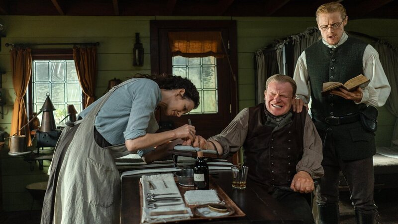 Outlander Staffel 6 Folge 3 Eine Operation bei vollem Bewusstsein:Caitriona Balfe als Claire Randall, Mark Lewis Jones als Tom Christie, Sam Heughan als Jamie Fraser – Bild: SRF