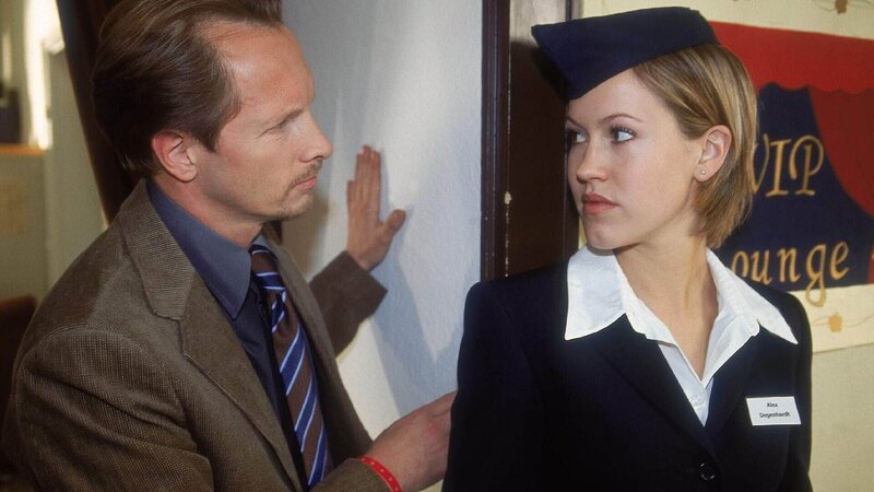 Herr Neef (Ralf Lichtenberg) triumphiert: Die aufmüpfige Alex (Wolke Hegenbarth) steckt endlich mal im braven Kostüm. – Bild: MG RTL D /​ Guido Engels