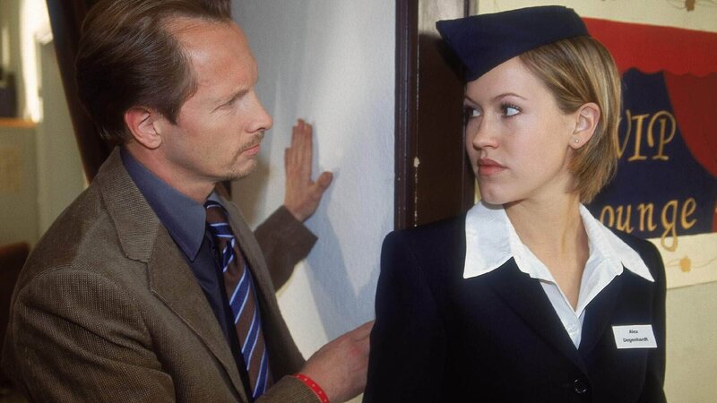 Herr Neef (Ralf Lichtenberg) triumphiert: Die aufmüpfige Alex (Wolke Hegenbarth) steckt endlich mal im braven Kostüm. – Bild: MG RTL D /​ Guido Engels