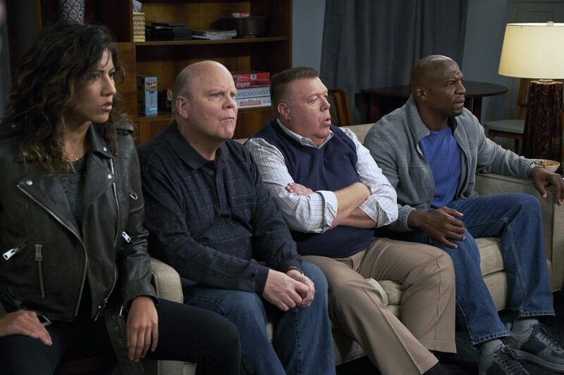 (v.l.n.r.) Rosa Diaz (Stephanie Beatriz); Hitchcock (Dirk Blocker); Scully (Joel McKinnon Miller); Terry Jeffords (Terry Crews) – Bild: 2018 UNIVERSAL TELEVISON LLC. All rights reserved. /​ John P. Fleenor Lizenzbild frei