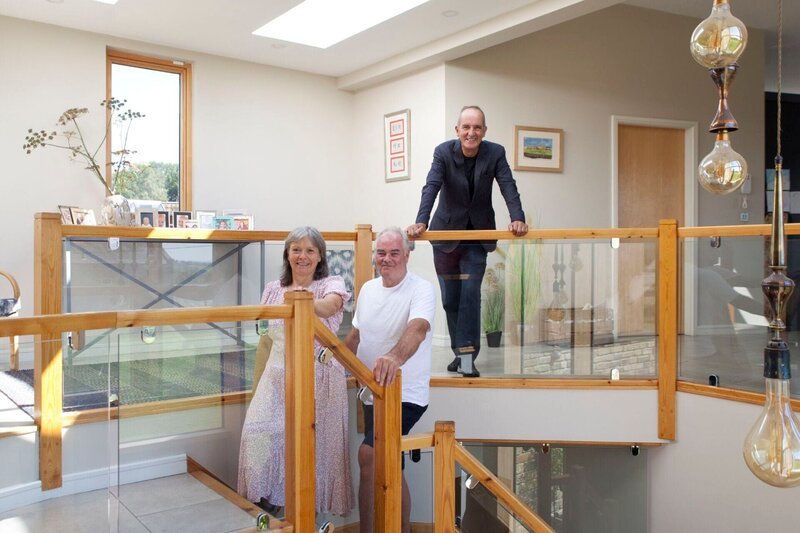 V.l.: Carol, Paul und Kevin McCloud – Bild: RTL /​ Malgosia Lonsdale Photography