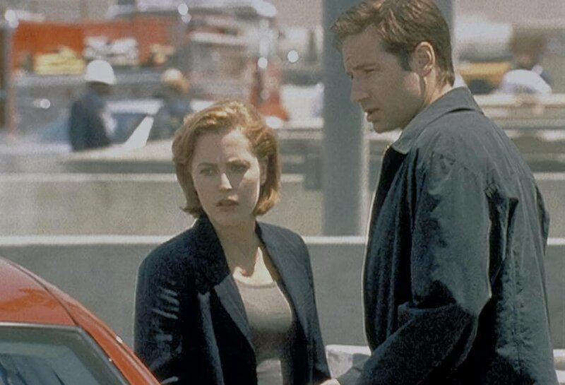 Auf dem Parkplatz eines Atomkraftwerkes in Phoenix machen Mulder (David Duchovny) und Scully (Gillian Anderson) eine erstaunliche Entdeckung. – Bild: ProSieben MAXX