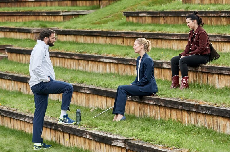 Romy Heiland (Lisa Martinek, M.) und Ada Holländer (Anna Fischer, r.) befragen den Tennistrainer Falk Golnau ( Matthias Weidenhöfer, l.). – Bild: Reiner Bajo