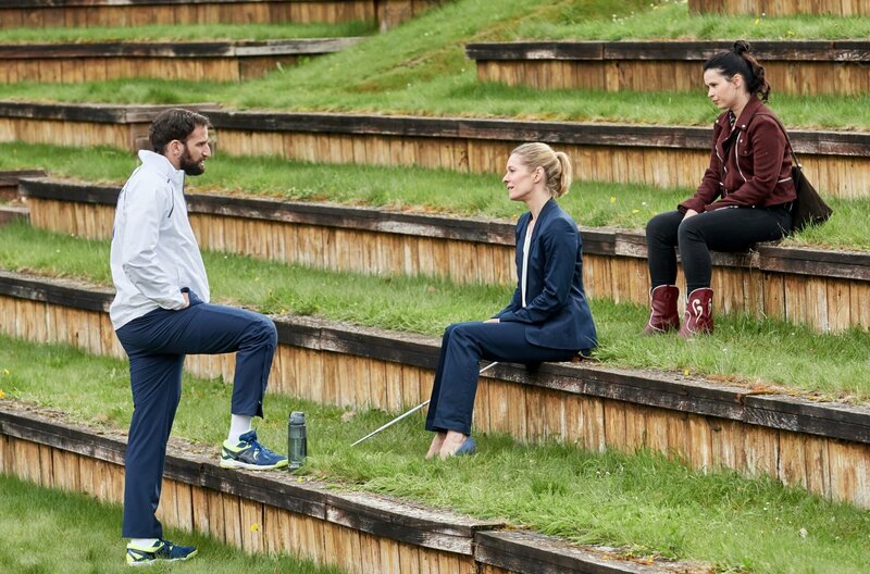 Romy Heiland (Lisa Martinek, M.) und Ada Holländer (Anna Fischer, r.) befragen den Tennistrainer Falk Golnau ( Matthias Weidenhöfer, l.). – Bild: Reiner Bajo