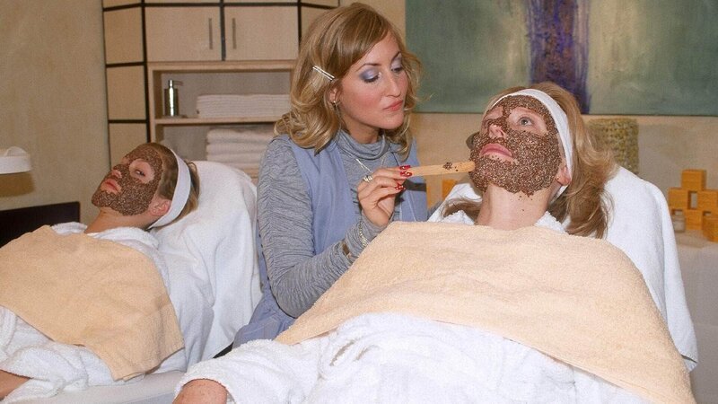 Nach ihrem eigenen, unüberlegten Vorschlag findet sich Alex (Wolke Hegenbarth, li.) mit ihrer Mutter im Kosmetiksalon wieder – unentschieden, was sie schlimmer finden soll: das Geplapper der Mutter (Maren Kroymann, re.), der Kosmetikerin (Julia Althoff) oder die Avocadomaske auf ihrem Gesicht. – Bild: RTL /​ Martin Menke