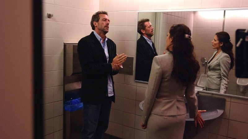 Dr. Lisa Cuddy (Lisa Edelstein, r.) und Dr. Gregory House (Hugh Laurie, l.) geraten mal wieder aneinander … – Bild: RTL /​ Universal Network Television LLC